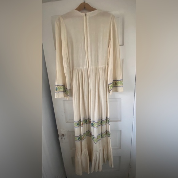 ๐ผ Stunning โ70s Vintage Boho Maxi Dress w/ Flower Embroidery Detail ๐ชก๐ป - Picture 2 of 3